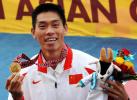 图文-刘海涛获男子单人皮艇500米金牌展示金牌