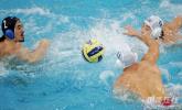 图文-亚运男子水球决赛中国VS日本看谁速度快