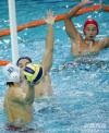 图文-男子水球决赛中国9-8日本日本队员防守积极