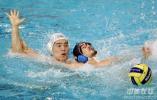 图文-男子水球决赛中国9-8日本别躺在我身上