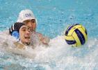 图文-男子水球决赛中国9-8日本积极拼抢皮球