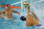 图文-男子水球决赛中国9-8日本中国队员积极防守