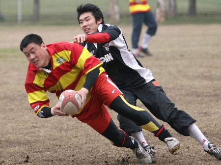 图文-国家橄榄球队备战亚运会 李阳训练中防守