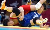 图文-王旭女子72公斤级获金牌和对手进行激烈比赛