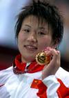 图文-摔跤王旭女子72公斤级获金牌王旭展示亚运金牌