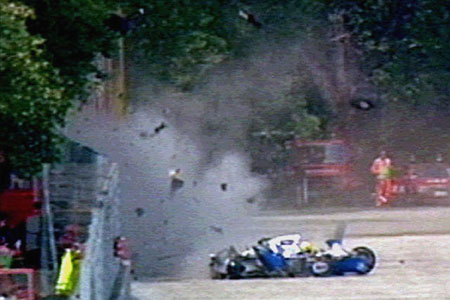 资料图片-F1车王塞纳十年祭 伊莫拉赛道撞墙瞬