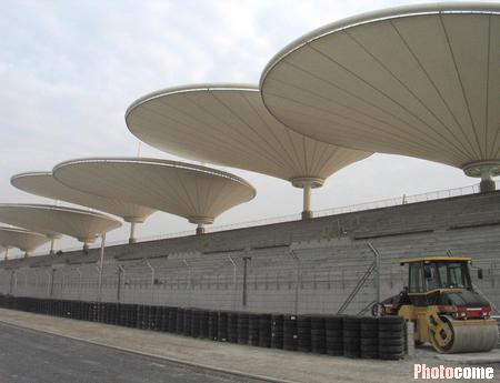 图文-上海F1国际赛车场开始安装轮胎防护栏(4