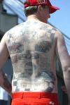 资料图片-F1西班牙大奖赛法拉利车迷背后纹身