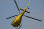 资料图片-F1西班牙大奖赛黄色直升机上空盘旋