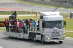 资料图片-F1西班牙大奖赛车手绕场向车迷致意