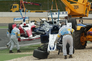 图文-F1欧洲站正赛 两辆破车双双被拖离赛车道
