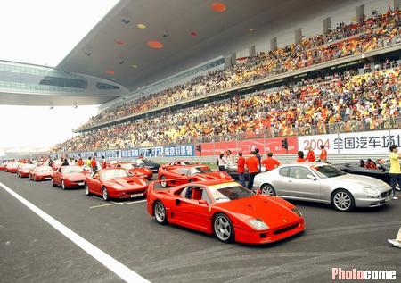 图文-赛车美女助阵上海F1赛道揭幕 超级跑车群
