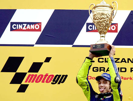 图文-摩托车GP罗西英国夺冠 罗西举起奖杯_综