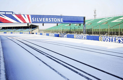 图文-F1车队在银石赛道试车 银石赛道被积雪覆