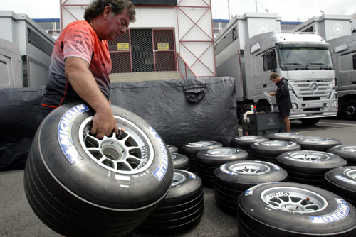 图文-f1法国站聚焦米其林 迈凯轮技师准备轮胎