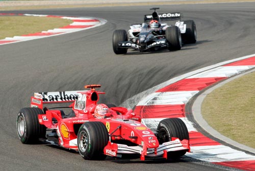 图文-F1中国大奖赛正式比赛 舒马赫通过首弯