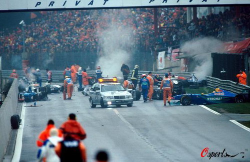 图文-F1比利时大奖赛经典照片 F1史最惨烈撞车