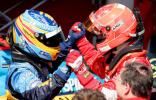 图文-F1圣马力诺站精彩图片舒马赫与阿隆索庆祝