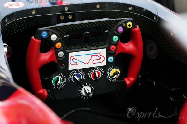 图文-F1赛车亮相巴塞罗那 STR01的方向盘_赛