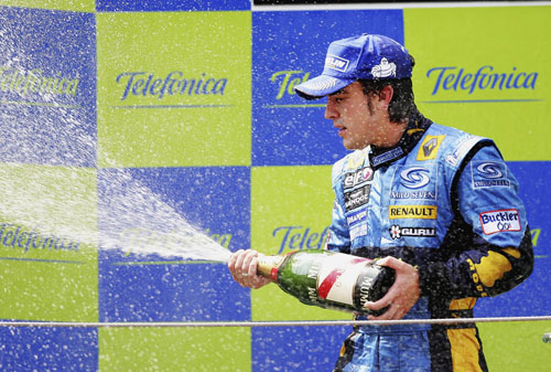 图文-F1西班牙站阿隆索夺冠 冠军喷洒香槟_赛