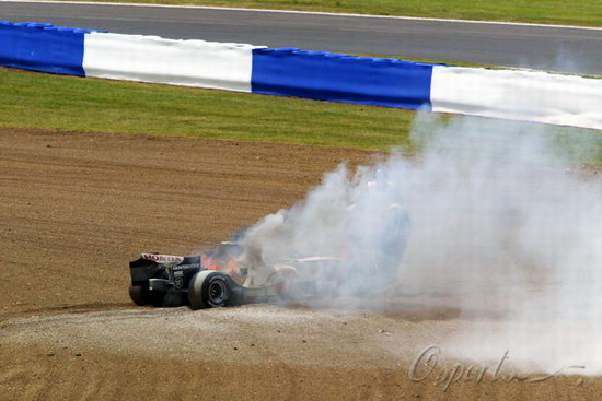 图文-f1英国站巴顿赛车爆缸退赛 爆缸引擎先冒蓝烟