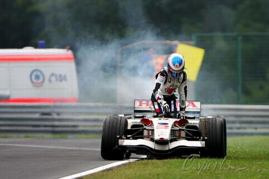 图文-f1匈牙利站周六练习 巴顿走出爆缸赛车