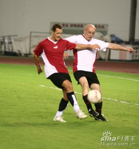 图文-F1车王舒马赫在上海踢足球 拼抢动作凶狠