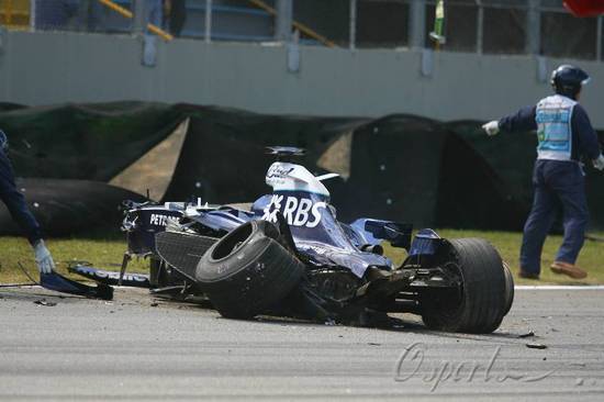 图文f1巴西大奖赛正赛罗斯伯格遭遇惨烈撞车