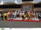 图文-F1巴林大奖赛正赛安全宣传假人与F1车手合影