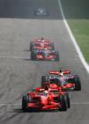 图文-F1巴林大奖赛正赛红魔包夹着两辆银箭