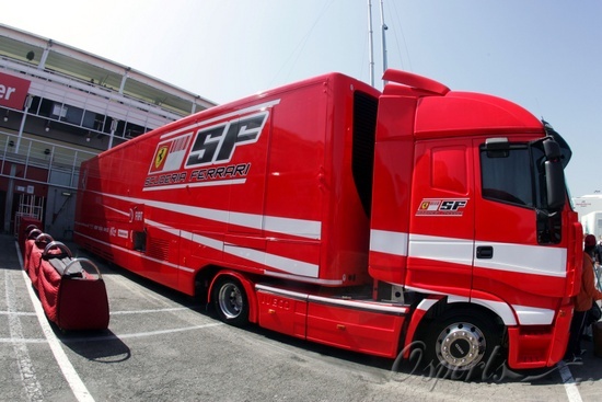 图文-F1车房齐聚巴塞罗那 法拉利的依维科拖头