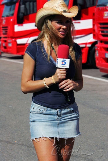 图文-美女云集F1西班牙站身着短裙的美女主播