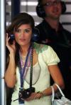 图文-美女云集F1西班牙站一位女嘉宾倾听无线电