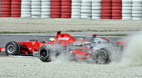 图文-F1西班牙站正赛精彩图片 阿隆索仍不放弃
