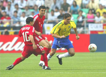 图文-巴西0-0土耳其 埃德米尔森遭夹击临危不乱