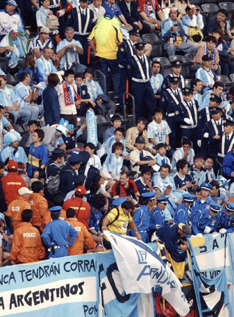 图文-阿根廷vs英格兰 札幌警察对球迷严加防范