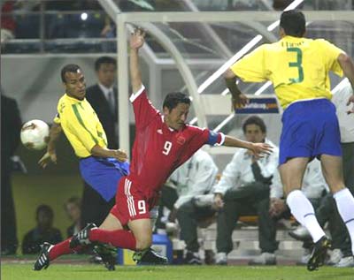 图文-中国队0-2落后巴西队 马明宇护球奋不顾身