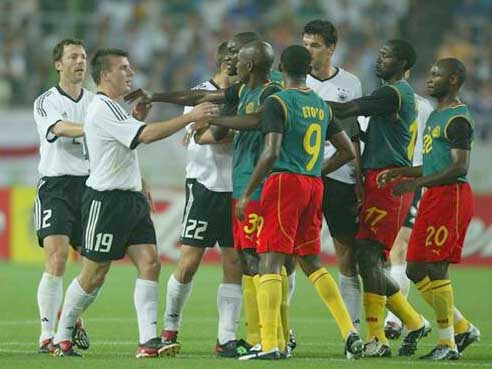 图文-德国vs喀麦隆 双方队员发生激烈冲突_世