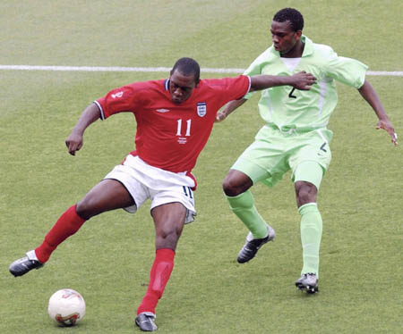 图文-尼日利亚VS英格兰 英格兰的赫斯基与对方