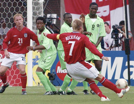 图文-尼日利亚0-0英格兰 贝克汉姆任意球瞬间_