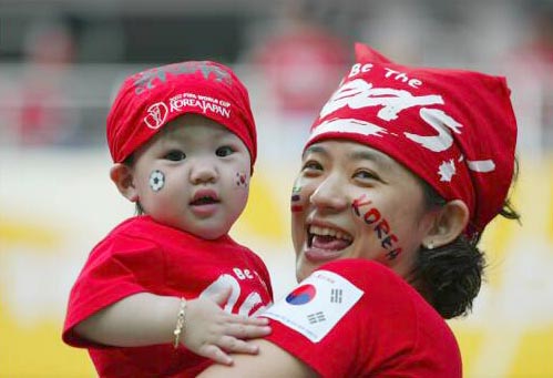 图文-韩国母子球迷也成为红魔拉拉队一份子