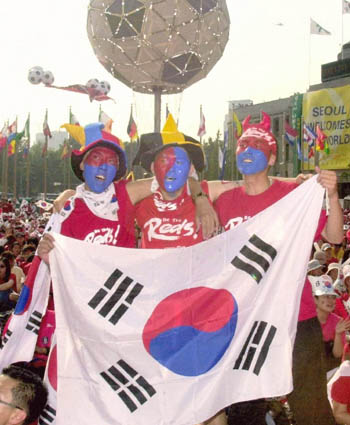 图文-韩国VS意大利 韩国球迷手持国旗为球队助