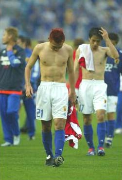 图文-日本0-1负土耳其 日本球员输球后垂头丧气