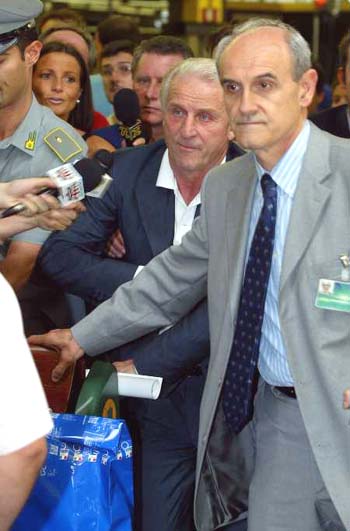 图文-意大利队抵达米兰机场 特拉帕托尼被媒体