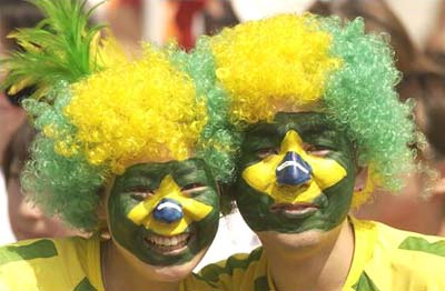 图文-英格兰VS巴西 巴西球迷双子星_世界杯
