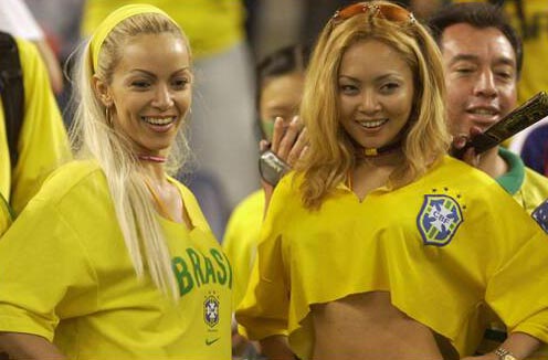 图文-半决赛巴西VS土耳其 日本女球迷也为巴西