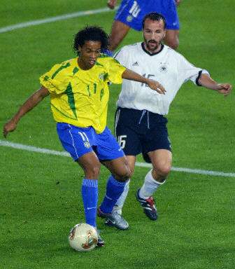 图文-世界杯决赛德国0-2巴西 小罗纳尔多从容拿