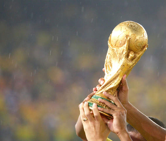图文-巴西队世界杯第五次夺冠 金杯闪耀辉煌时