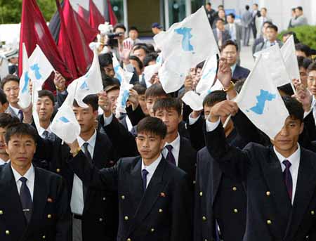 图文-朝鲜足球队抵达仁川 周末将对阵韩国队_