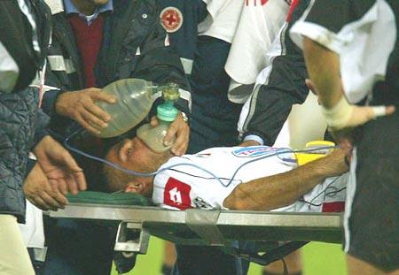 图文-[冠军杯]尤文VS纽卡斯尔 迪瓦约受伤被抬